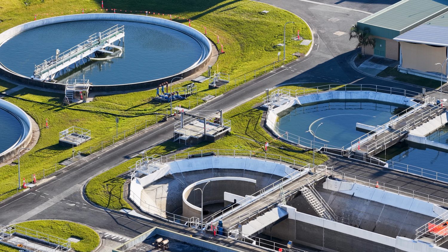 Station de traitement des eaux usées illustrant les activités environnementales de SUEZ.
